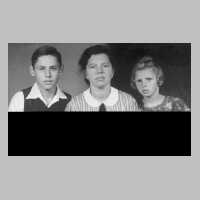 067-0030 Frau Helene Tobien, geb. Dank, mit ihren Kindern  Karl-Heinz und Hildegard im Jahre 1942.jpg